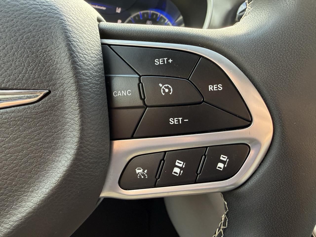 Chrysler Pacifica Touring L FWD 2023