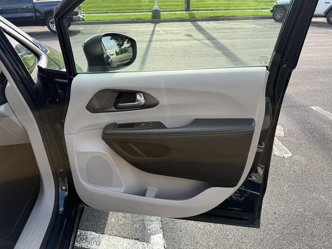 Chrysler Pacifica Touring L FWD 2023