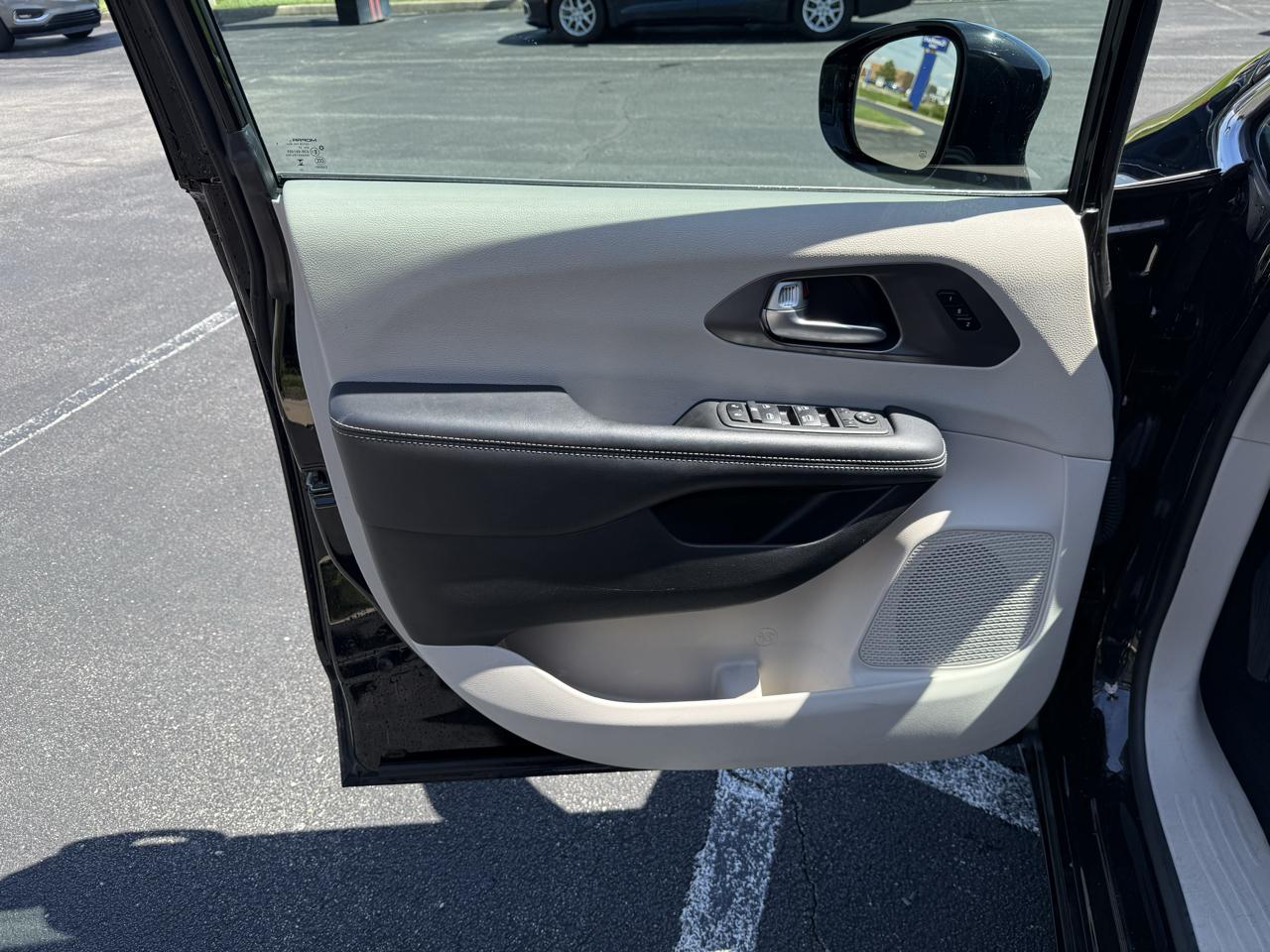Chrysler Pacifica Touring L FWD 2024