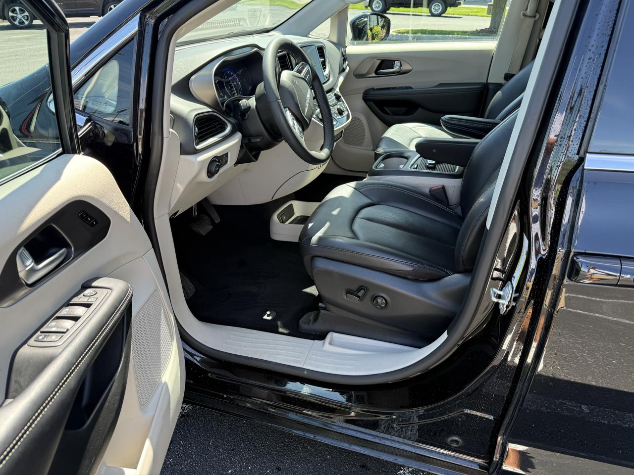 Chrysler Pacifica Touring L FWD 2024