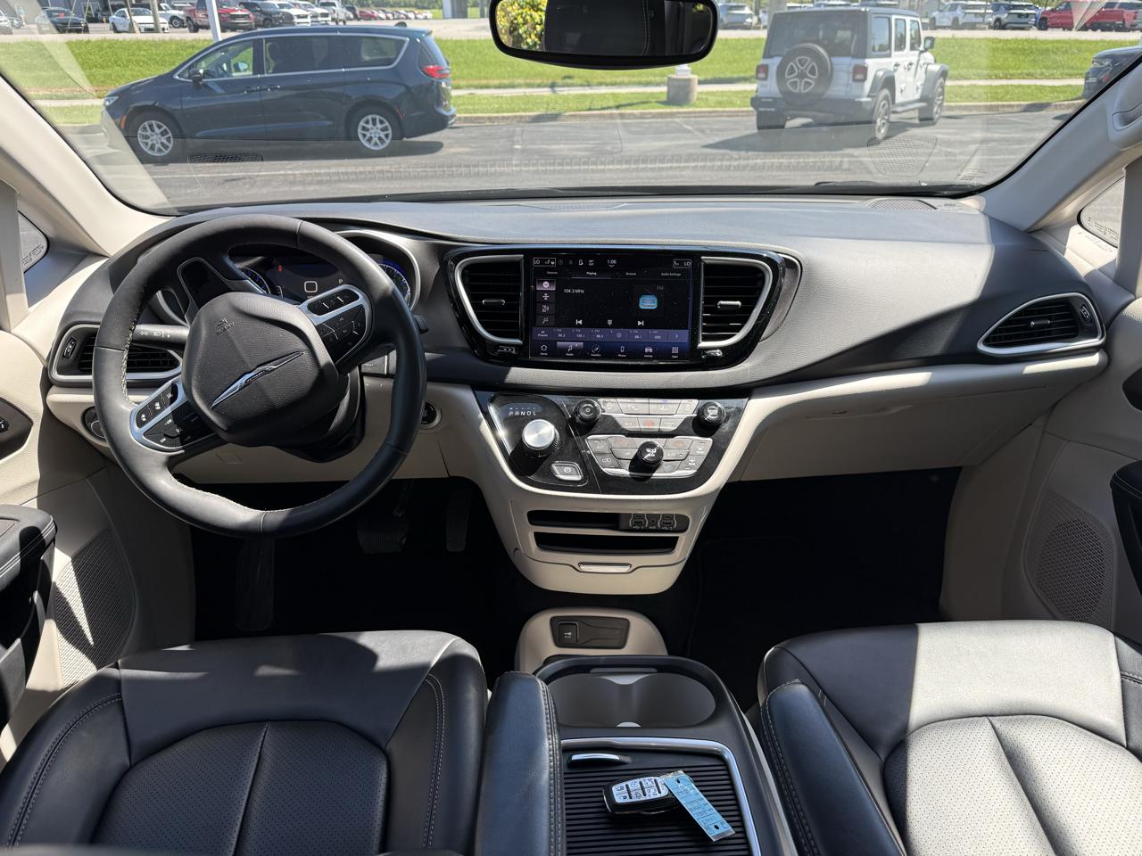 Chrysler Pacifica Touring L FWD 2024