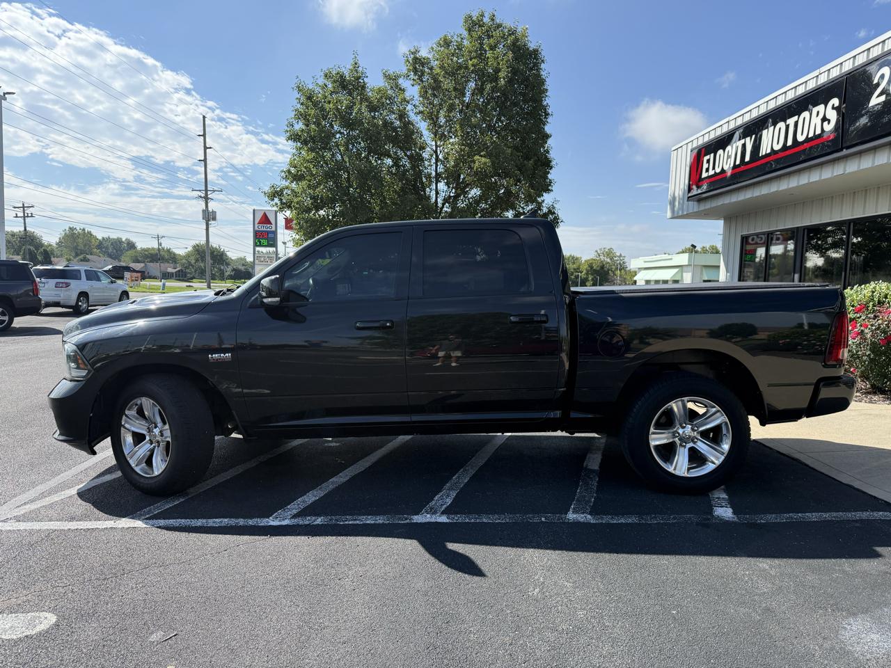 RAM 1500 4WD Crew Cab 140.5" Sport 2015