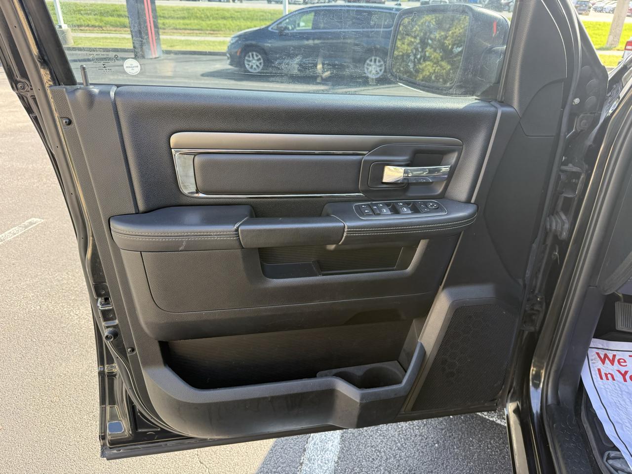 RAM 1500 4WD Crew Cab 140.5" Sport 2015