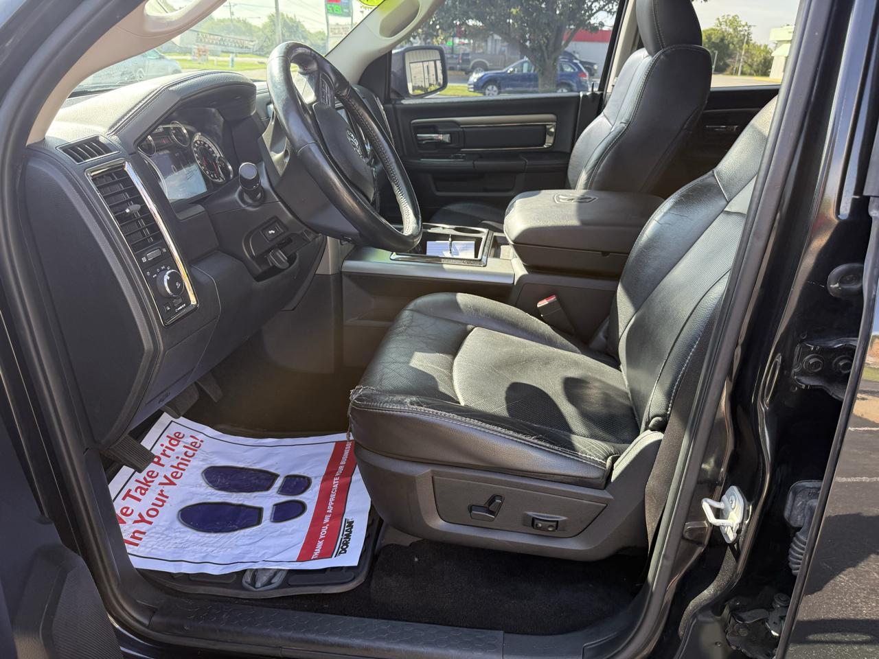 RAM 1500 4WD Crew Cab 140.5" Sport 2015