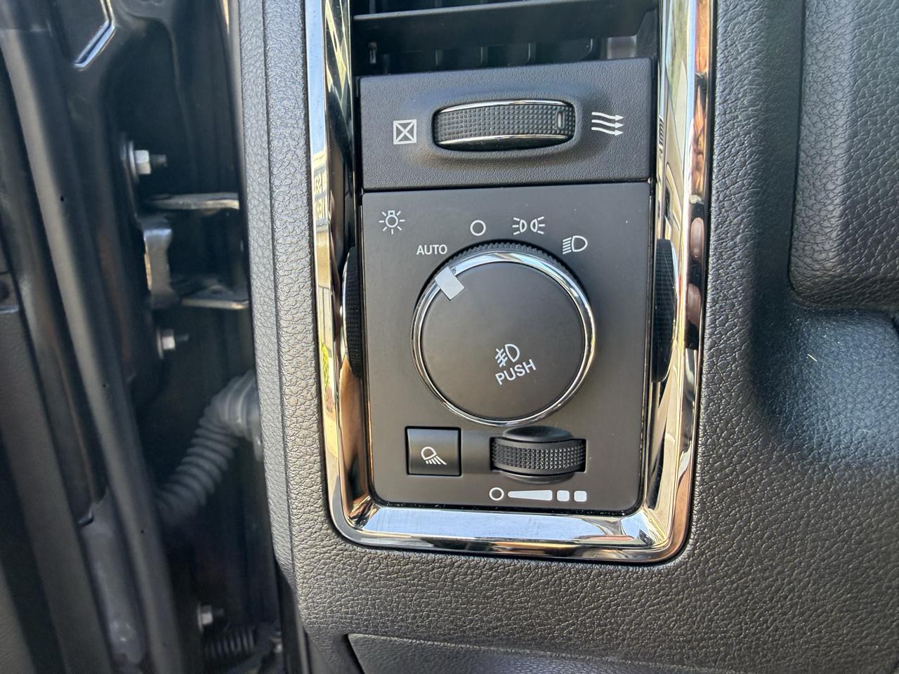 RAM 1500 4WD Crew Cab 140.5" Sport 2015