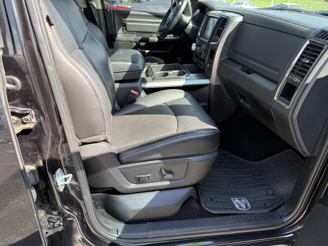 RAM 1500 4WD Crew Cab 140.5" Sport 2015