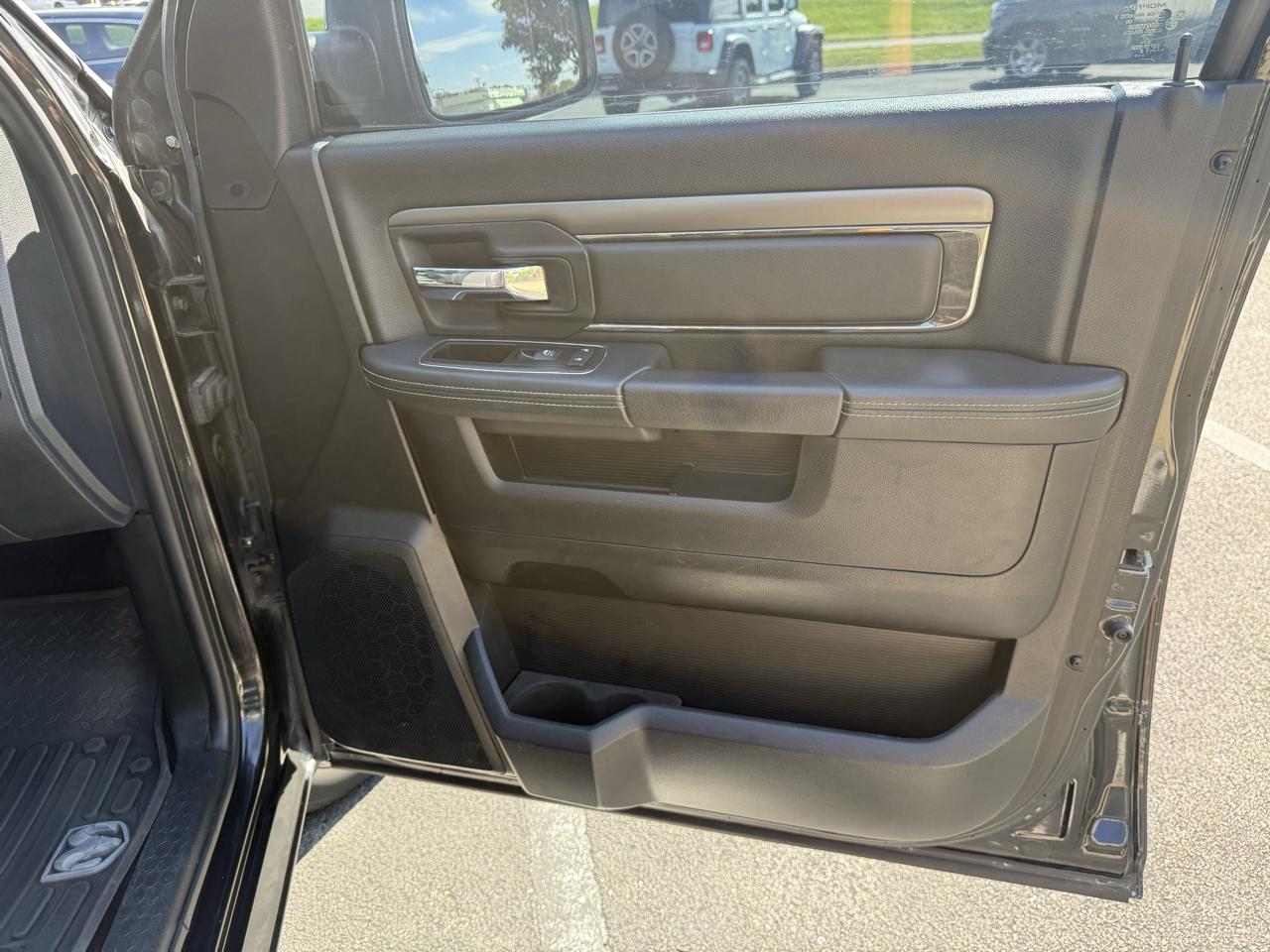 RAM 1500 4WD Crew Cab 140.5" Sport 2015