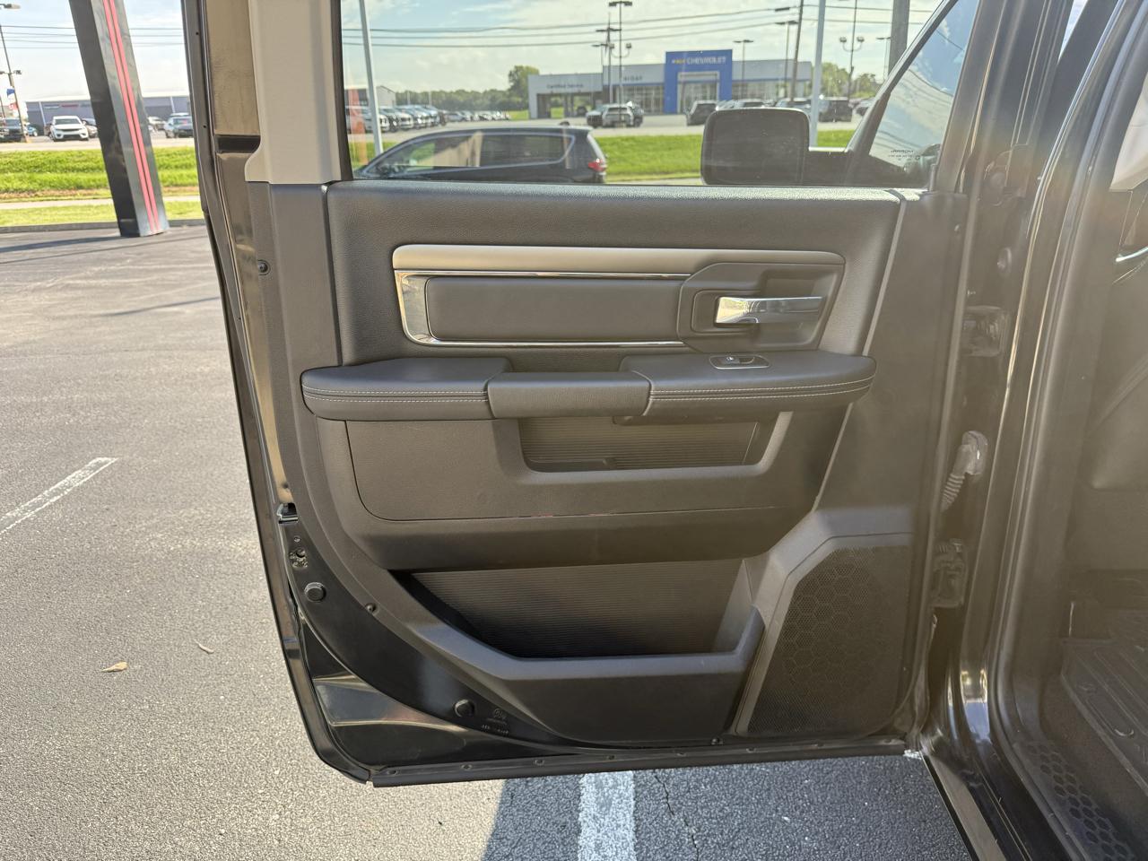 RAM 1500 4WD Crew Cab 140.5" Sport 2015