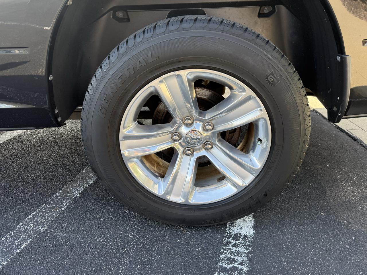 RAM 1500 4WD Crew Cab 140.5" Sport 2015