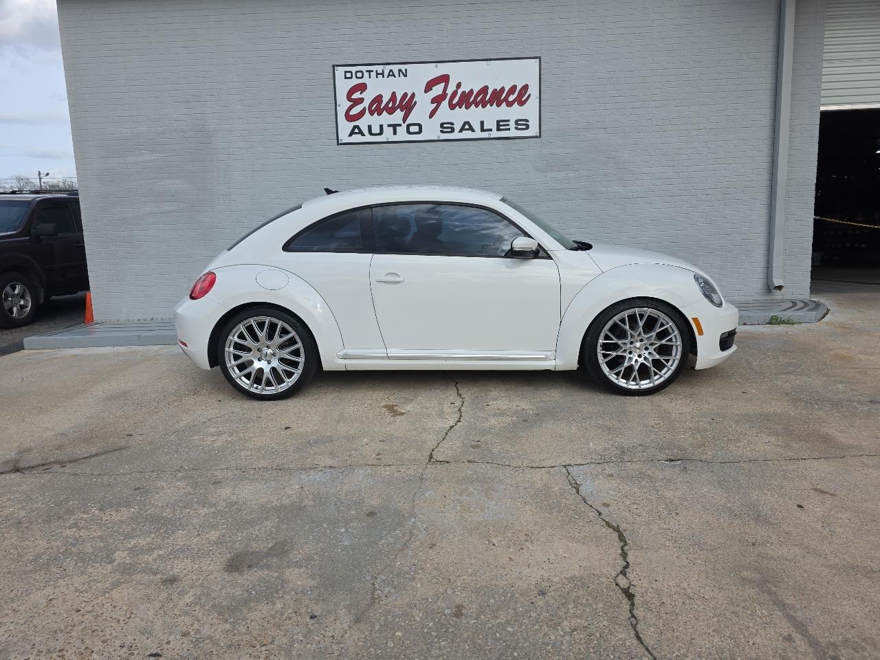 Volkswagen Beetle 2.5L w/Sunroof Sound & Nav 2012