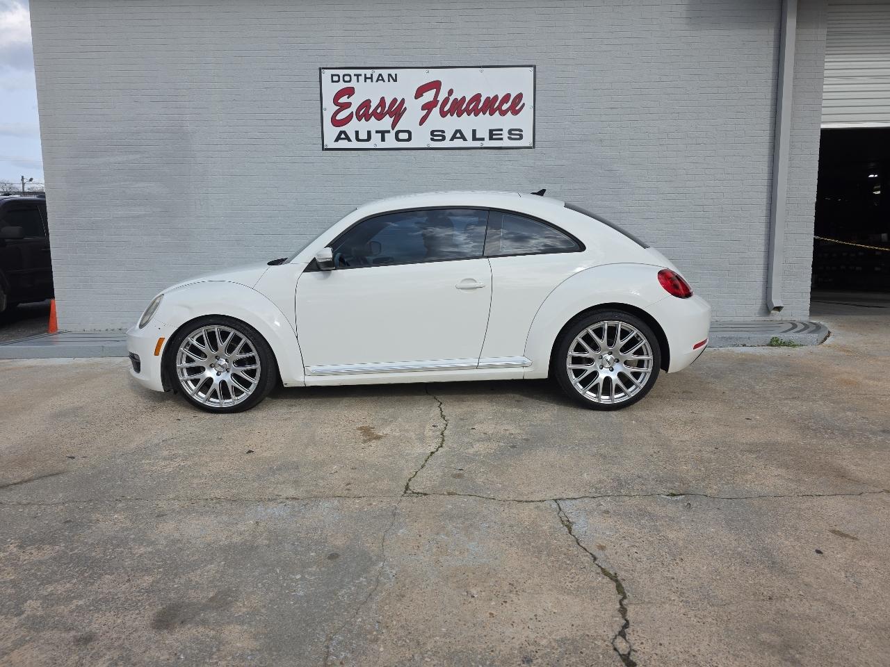 Volkswagen Beetle 2.5L w/Sunroof Sound & Nav 2012