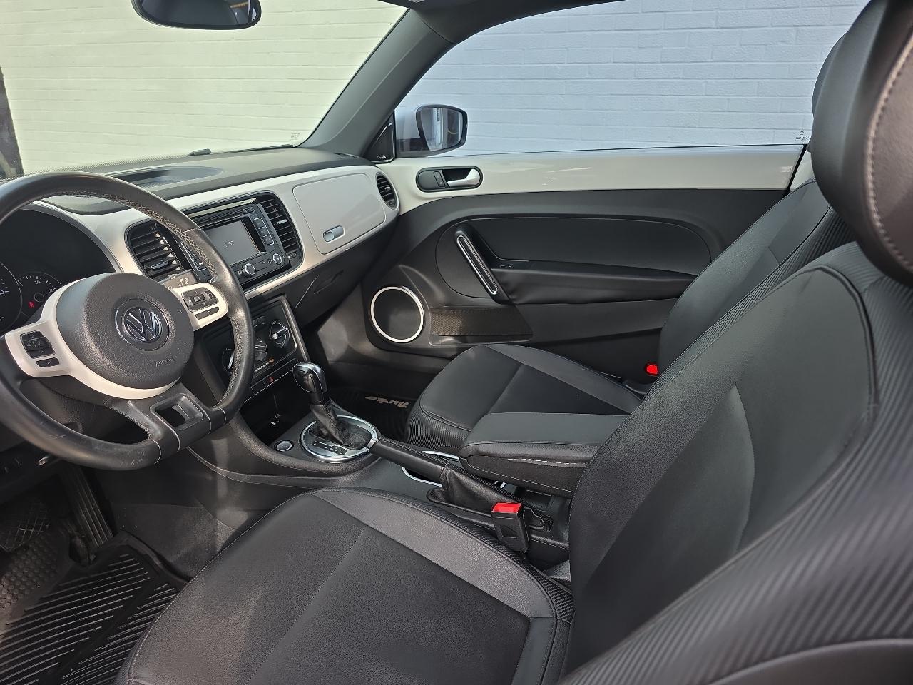 Volkswagen Beetle 2.5L w/Sunroof Sound & Nav 2012