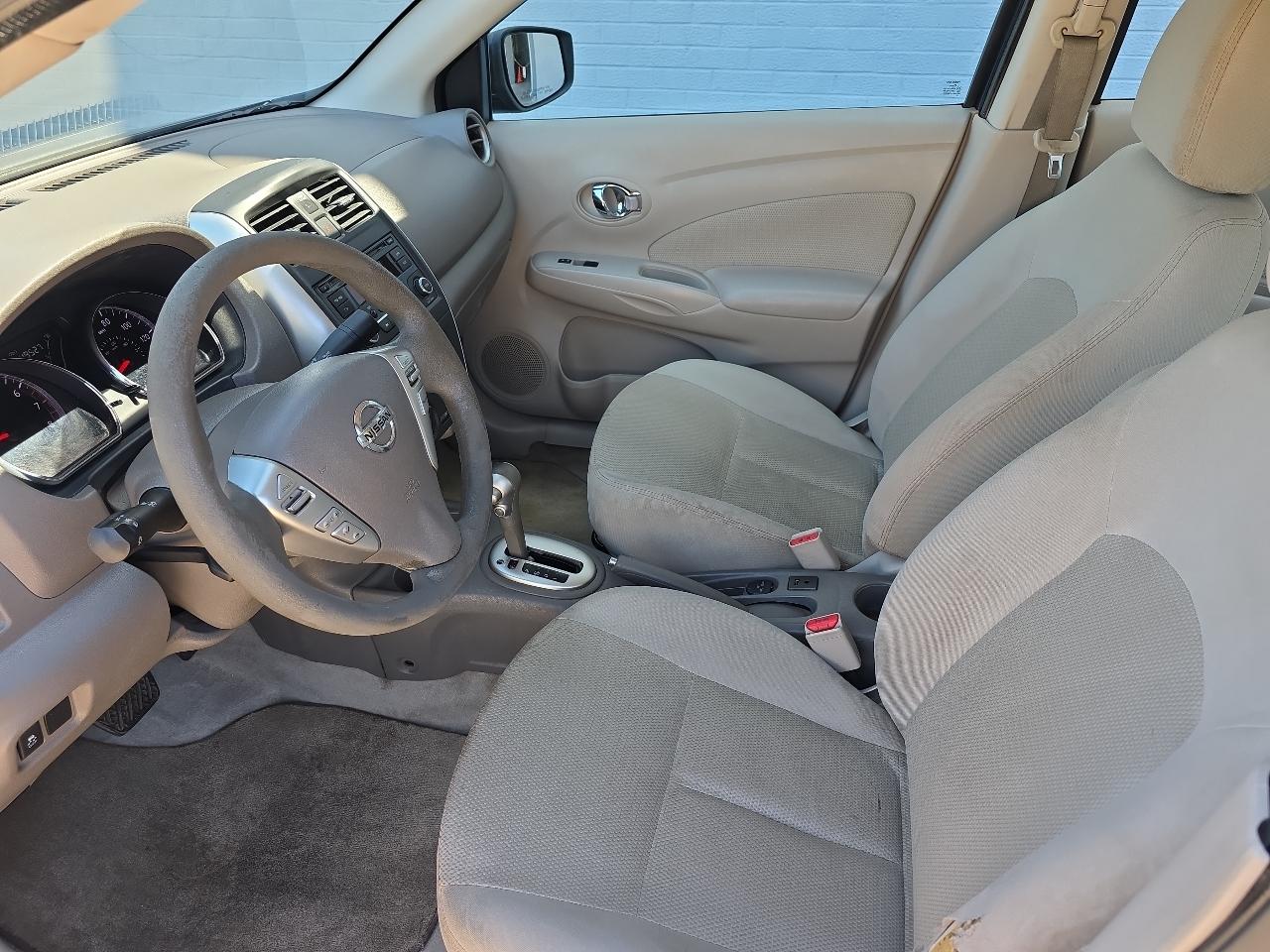 Nissan Versa 1.6 S 5M 2015