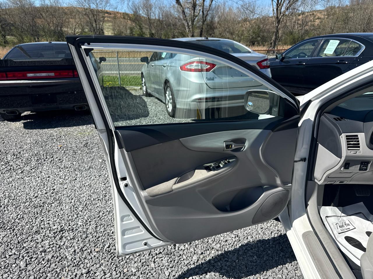 Toyota Corolla 4dr Sdn Auto LE (Natl) 2011