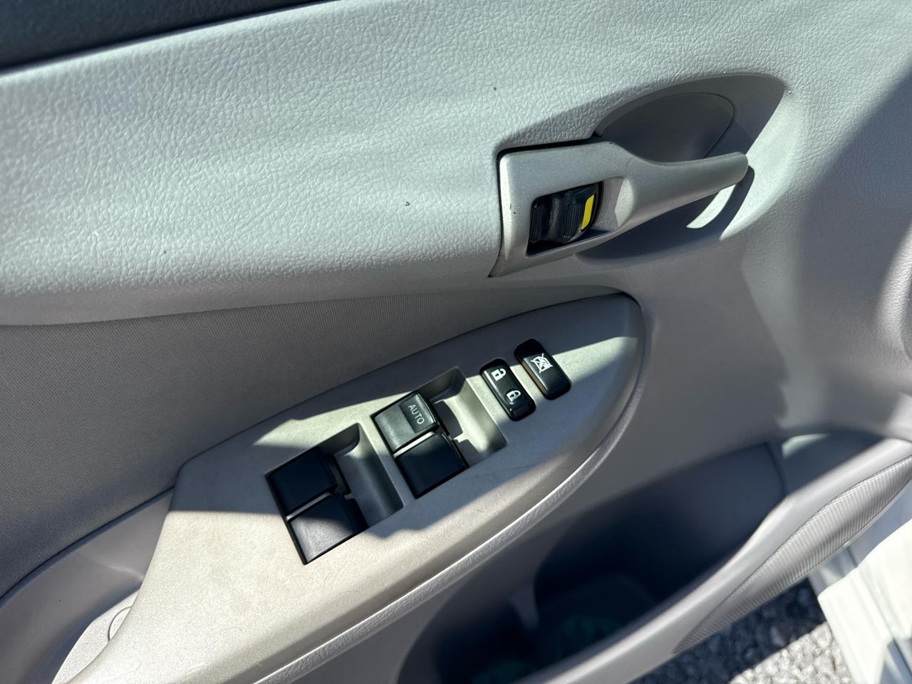 Toyota Corolla 4dr Sdn Auto LE (Natl) 2011