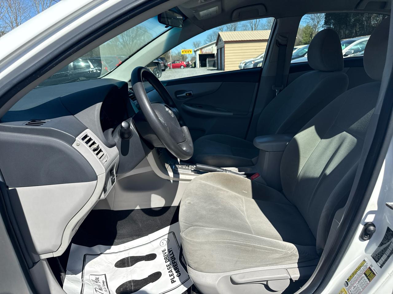 Toyota Corolla 4dr Sdn Auto LE (Natl) 2011