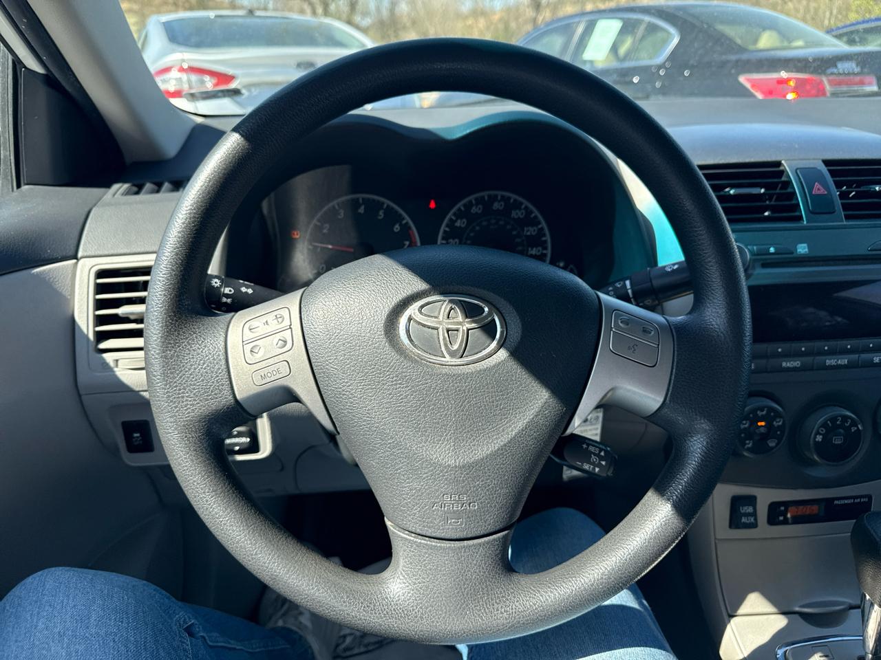 Toyota Corolla 4dr Sdn Auto LE (Natl) 2011