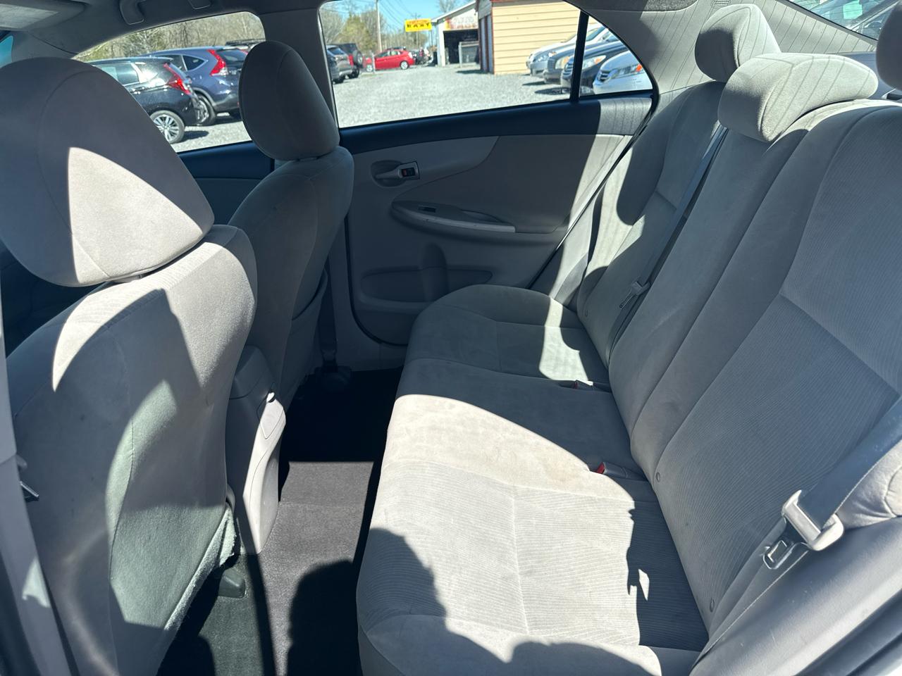 Toyota Corolla 4dr Sdn Auto LE (Natl) 2011