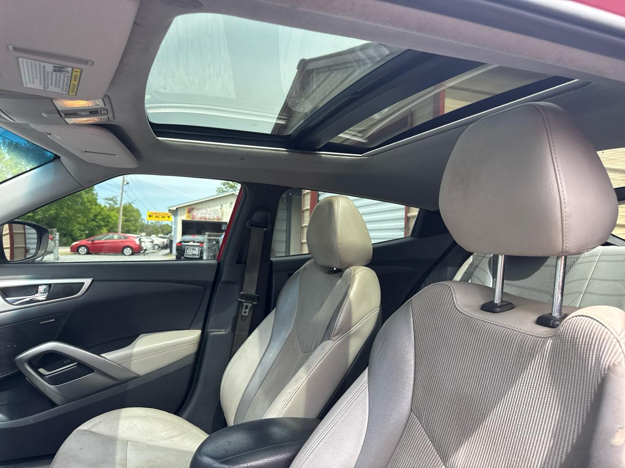 Hyundai Veloster 3dr Cpe Man w/Gray Int 2013