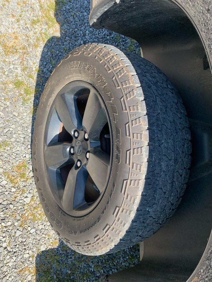 RAM 1500 4WD Crew Cab 140.5" Express 2015
