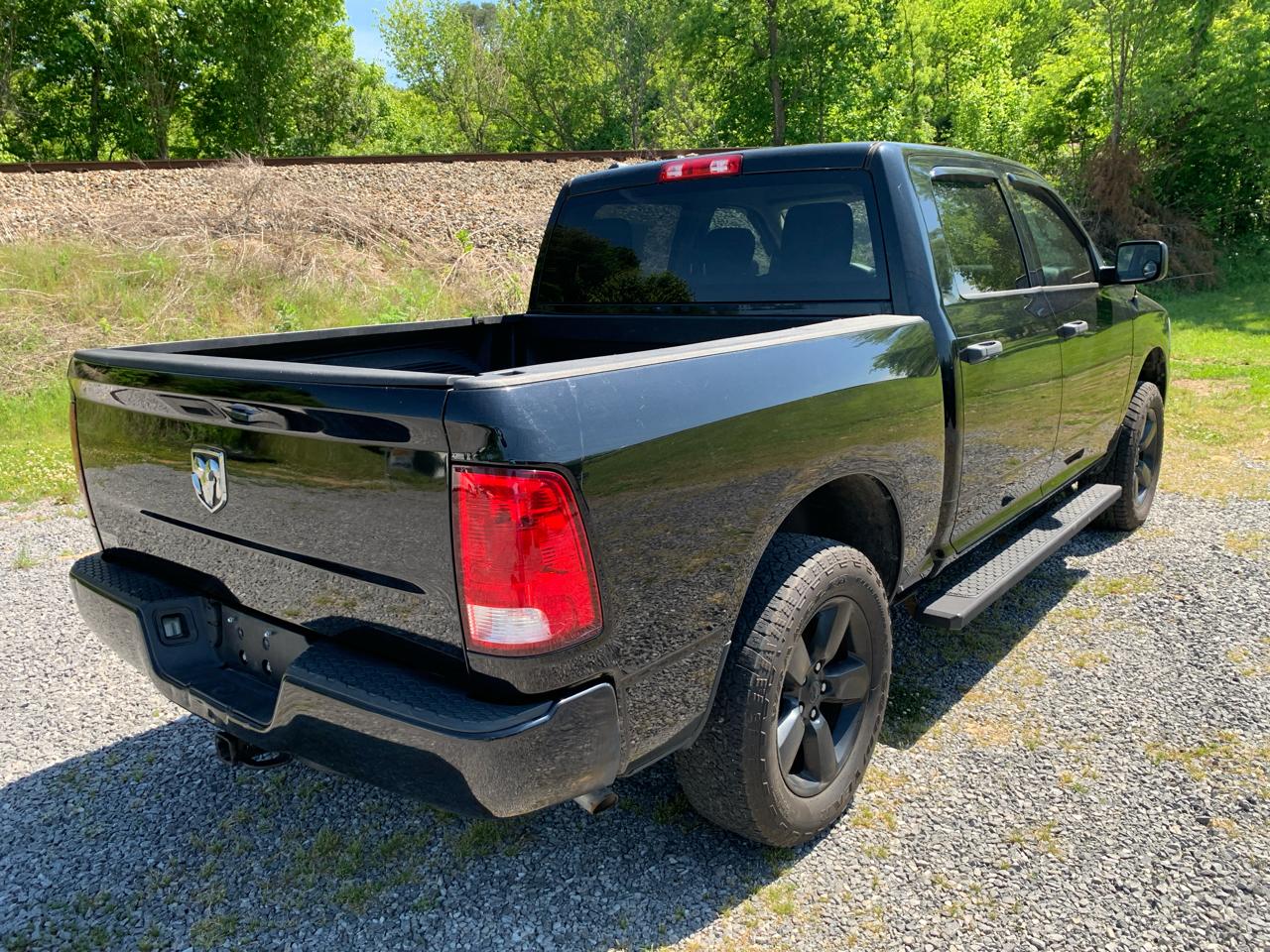 RAM 1500 4WD Crew Cab 140.5" Express 2015
