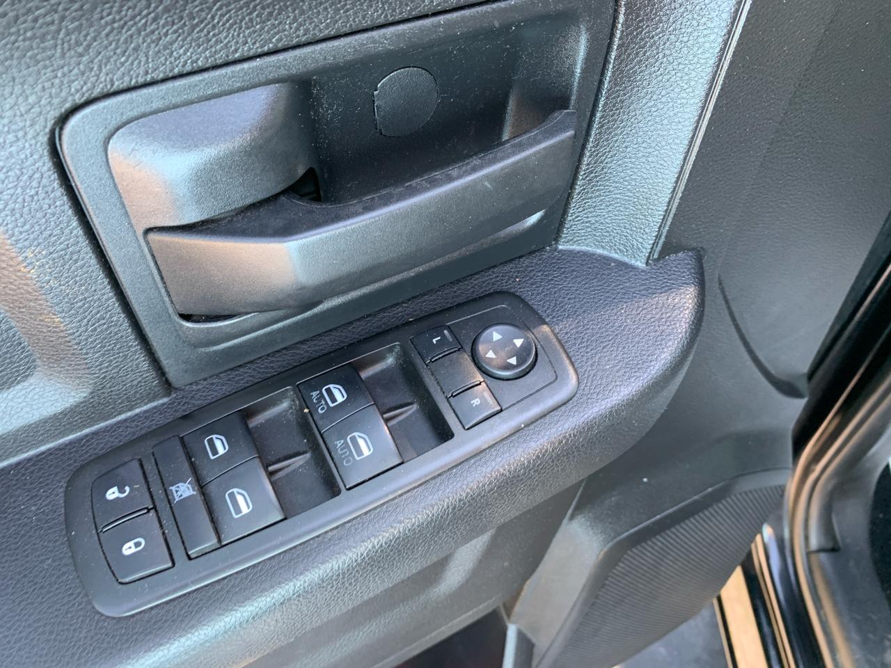 RAM 1500 4WD Crew Cab 140.5" Express 2015