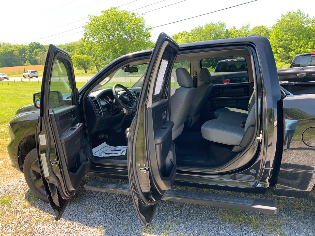 RAM 1500 4WD Crew Cab 140.5" Express 2015
