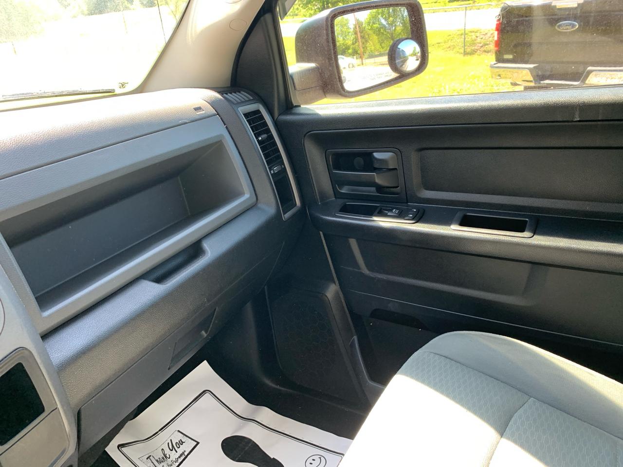 RAM 1500 4WD Crew Cab 140.5" Express 2015