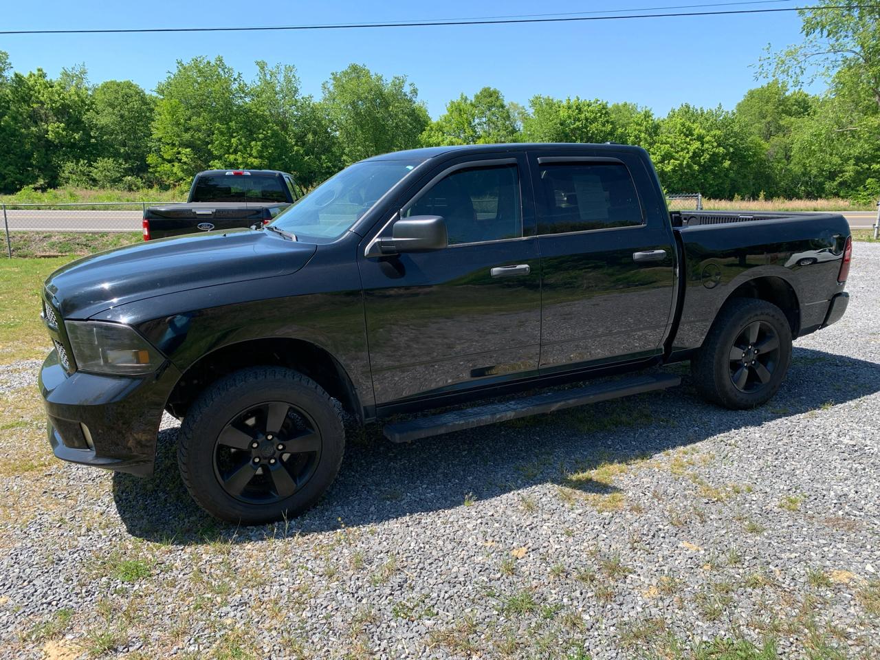 RAM 1500 4WD Crew Cab 140.5" Express 2015