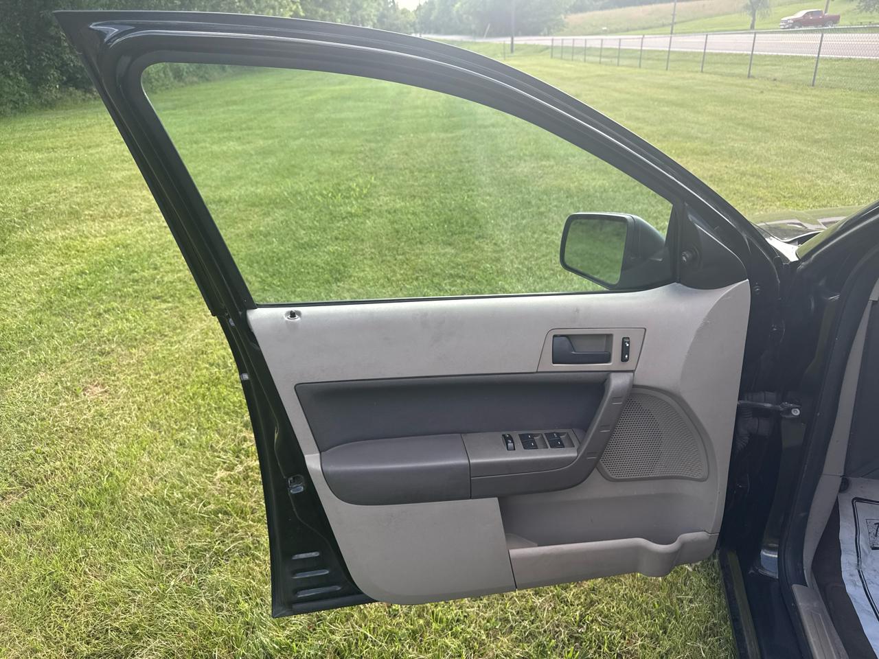 Ford Focus 4dr Sdn SE 2010