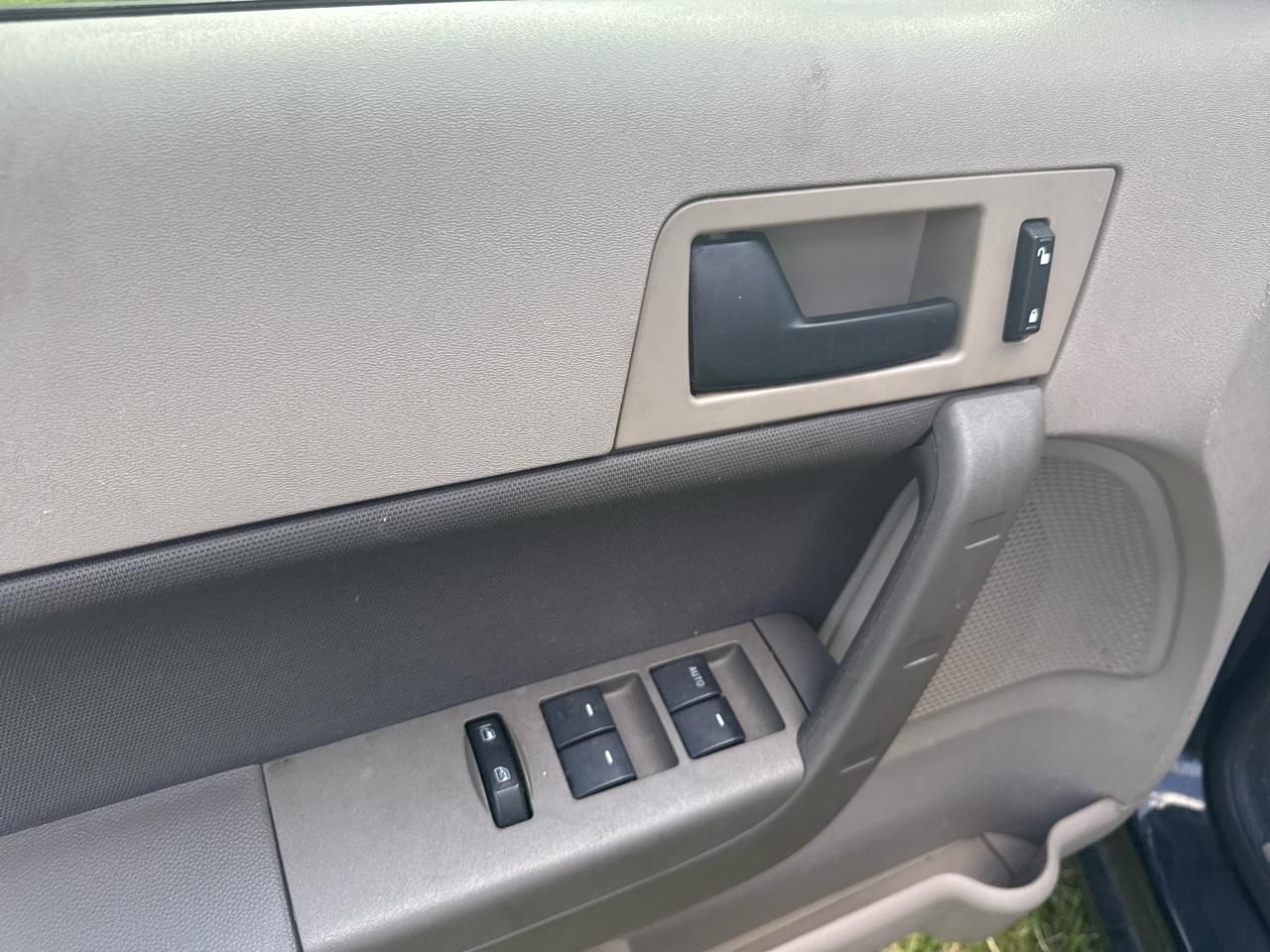 Ford Focus 4dr Sdn SE 2010