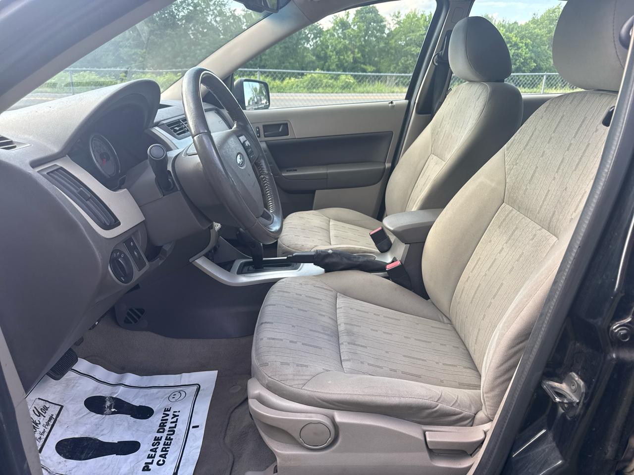 Ford Focus 4dr Sdn SE 2010