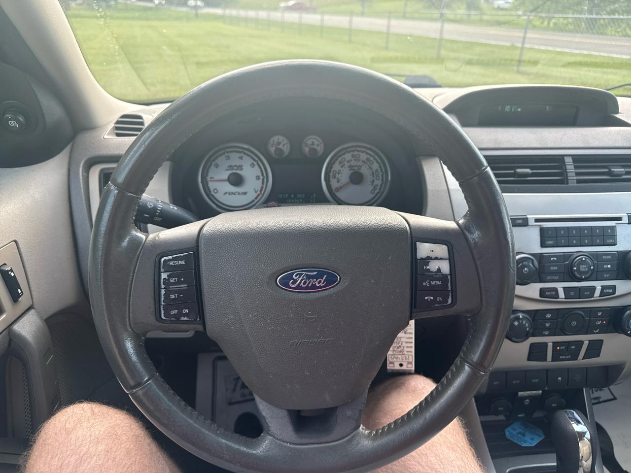 Ford Focus 4dr Sdn SE 2010