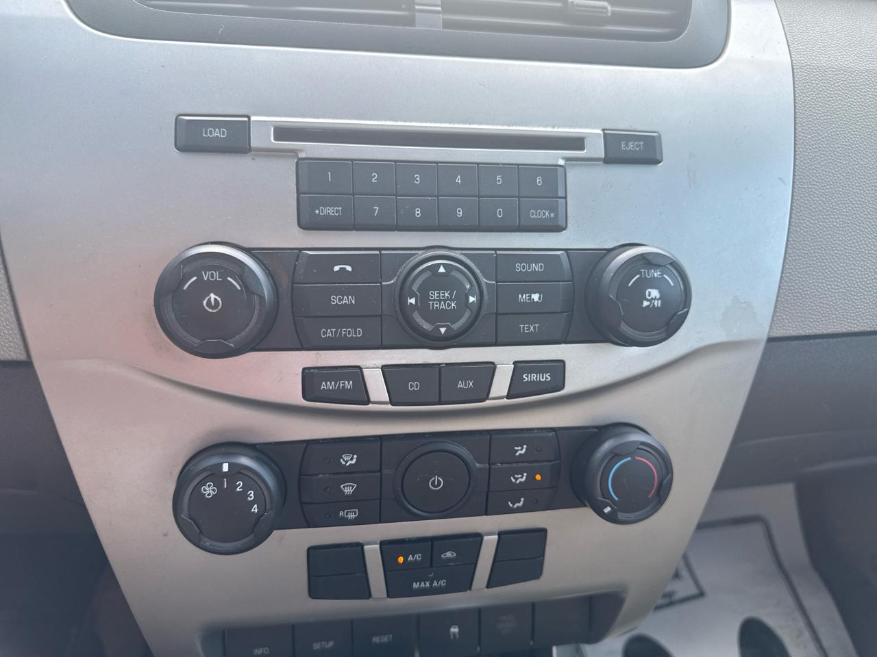 Ford Focus 4dr Sdn SE 2010