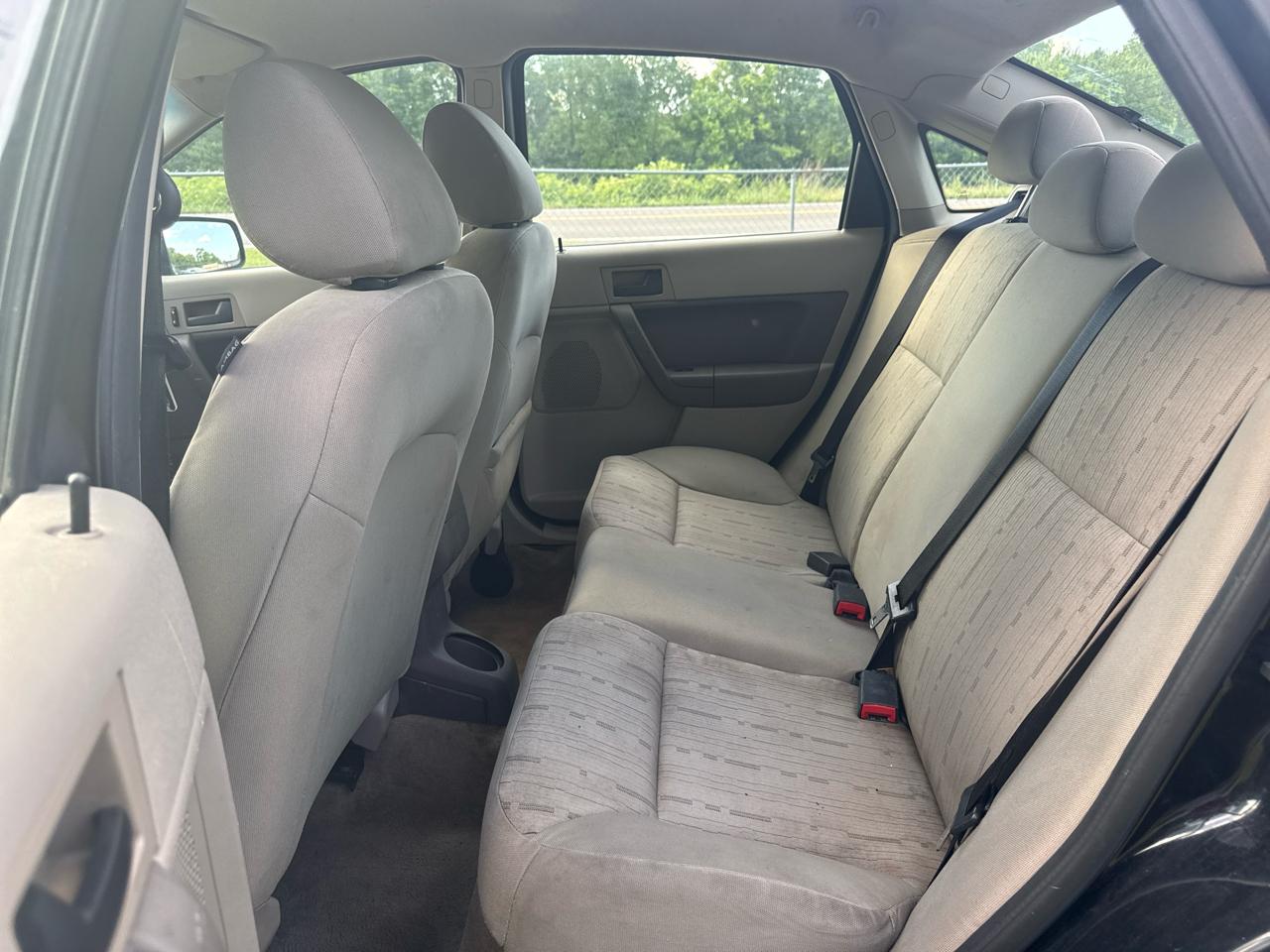Ford Focus 4dr Sdn SE 2010