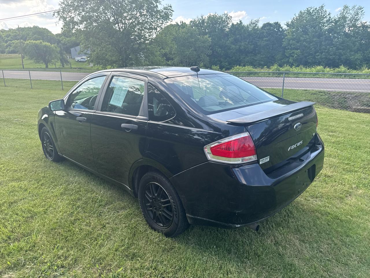 Ford Focus 4dr Sdn SE 2010