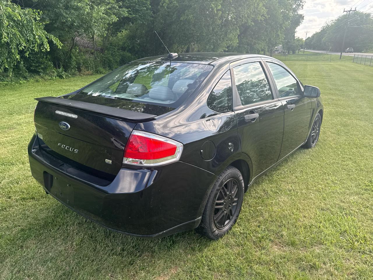 Ford Focus 4dr Sdn SE 2010