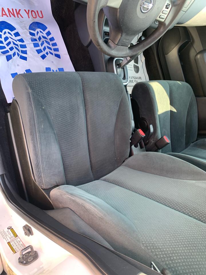 Nissan Versa 5dr HB I4 Auto 1.8 S 2011