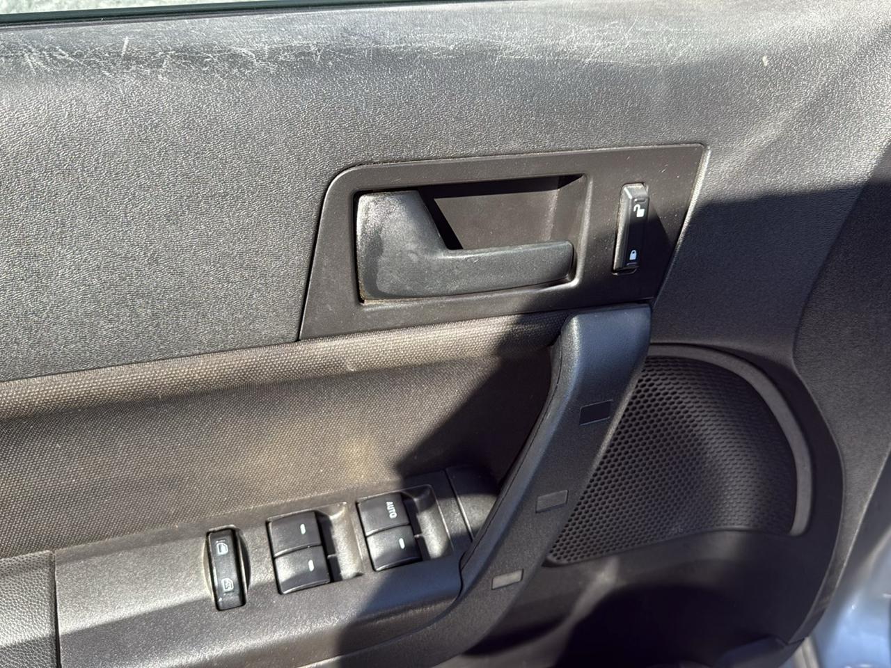 Ford Focus 4dr Sdn SE 2010