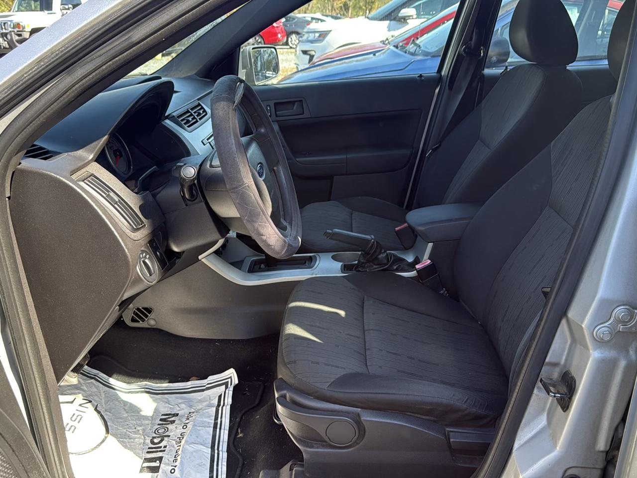 Ford Focus 4dr Sdn SE 2010