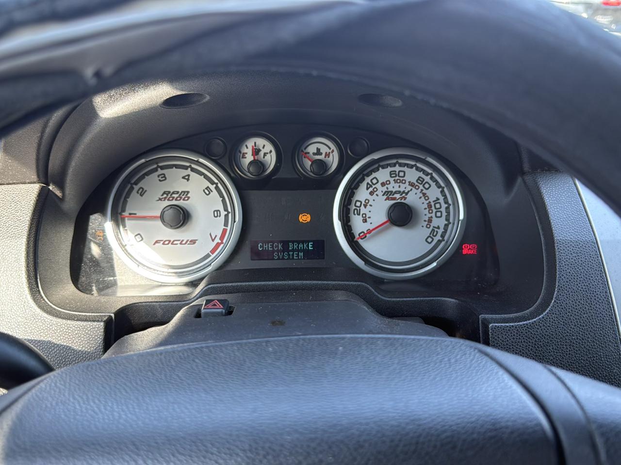 Ford Focus 4dr Sdn SE 2010