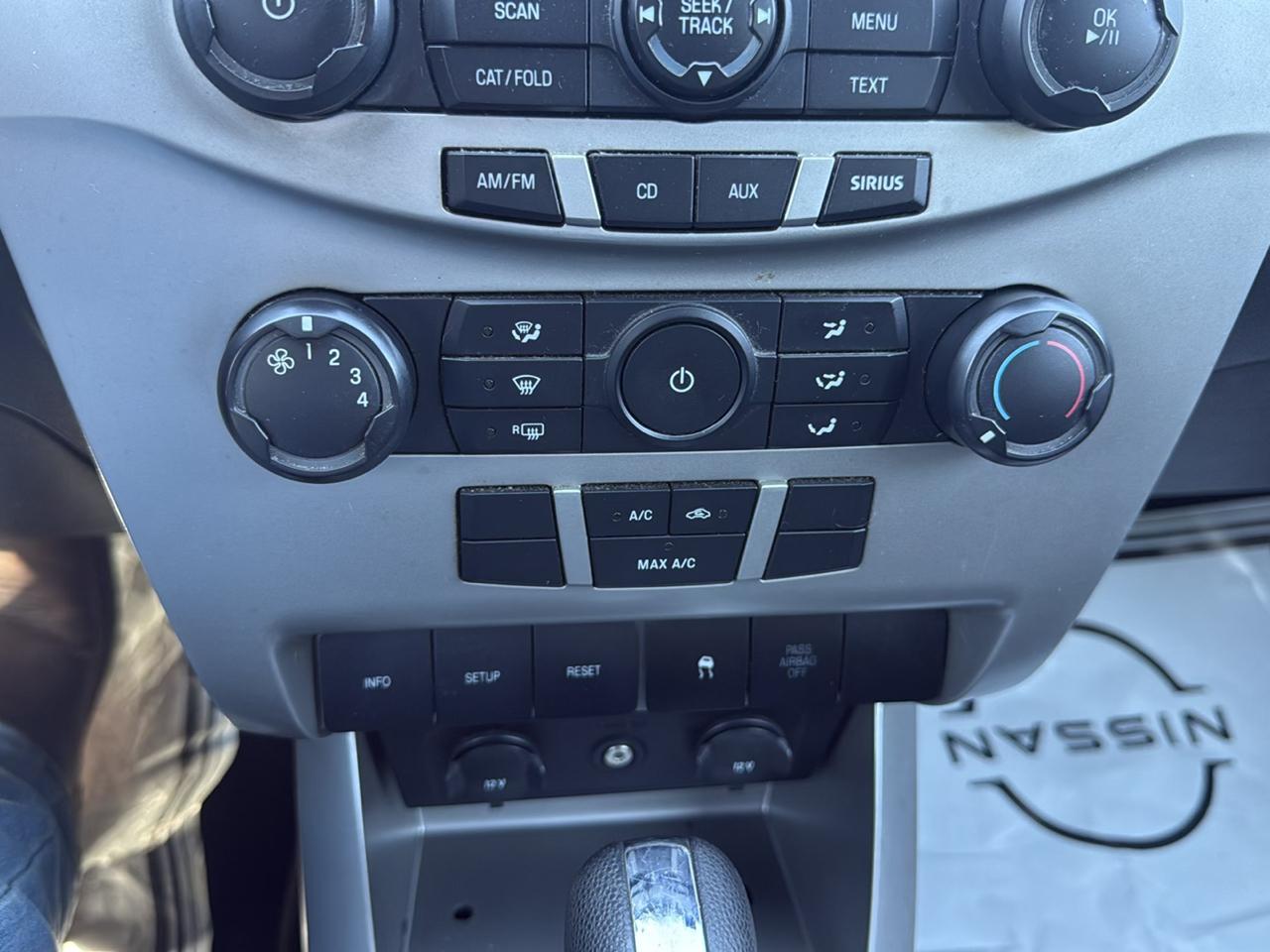 Ford Focus 4dr Sdn SE 2010