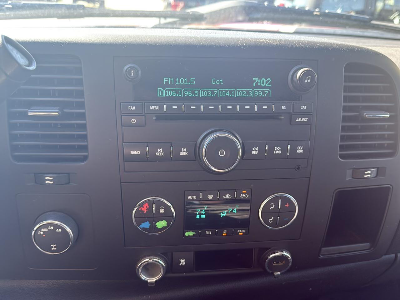 Chevrolet Silverado 1500 4WD Ext Cab 143.5" LT 2011