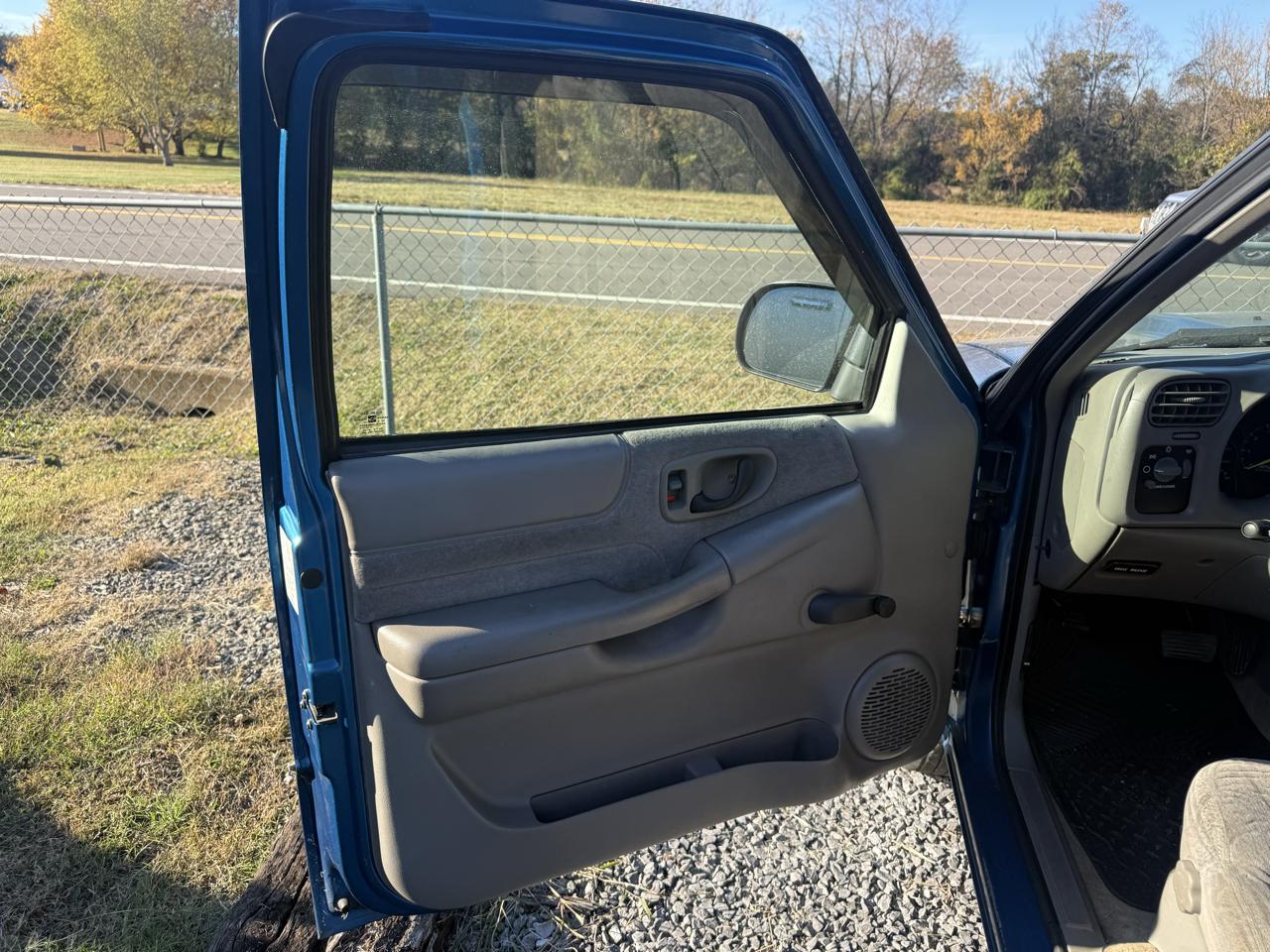 GMC Sonoma Ext Cab 123" WB SLS w/1SF Pkg 2001