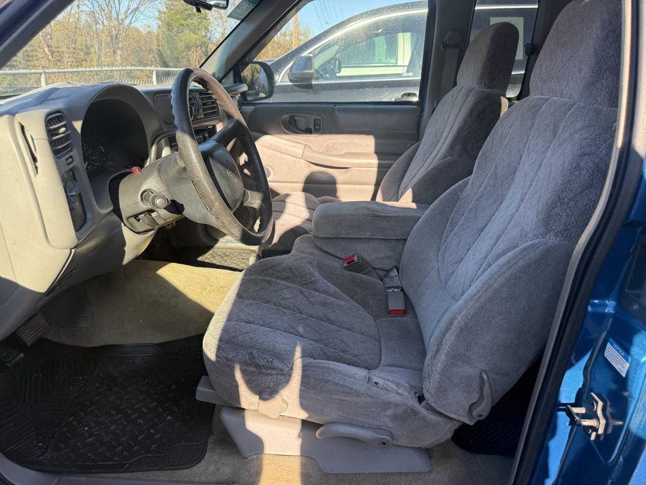 GMC Sonoma Ext Cab 123" WB SLS w/1SF Pkg 2001