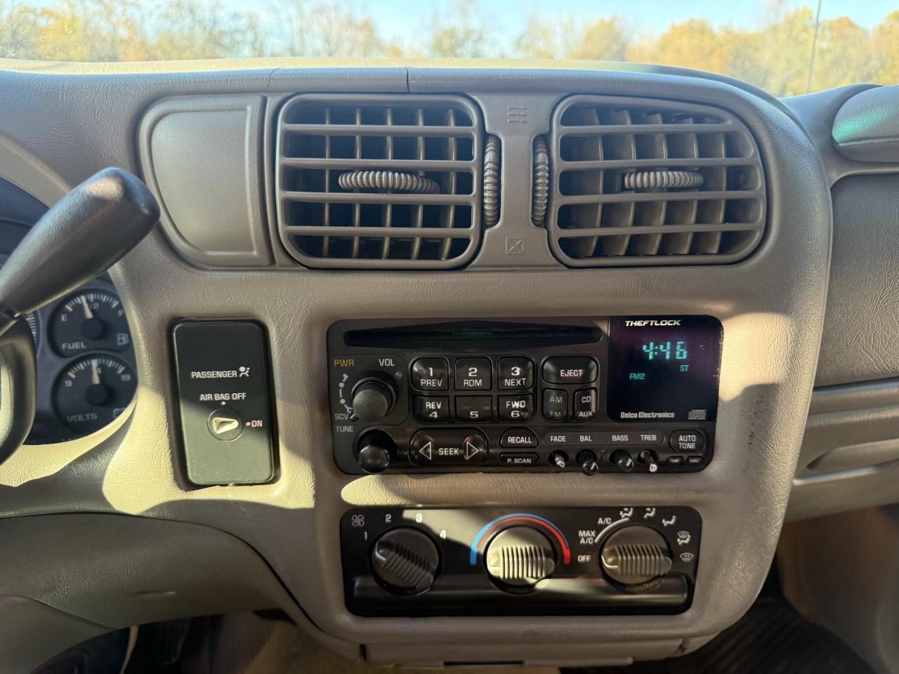 GMC Sonoma Ext Cab 123" WB SLS w/1SF Pkg 2001