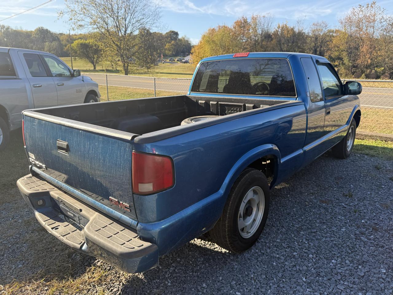GMC Sonoma Ext Cab 123" WB SLS w/1SF Pkg 2001