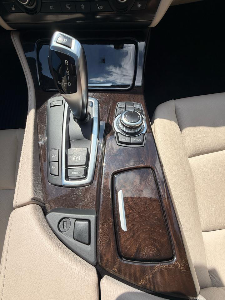 BMW 5-Series 535xi 2011