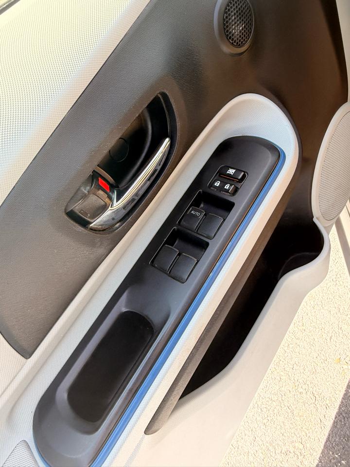Toyota Prius c One 2012