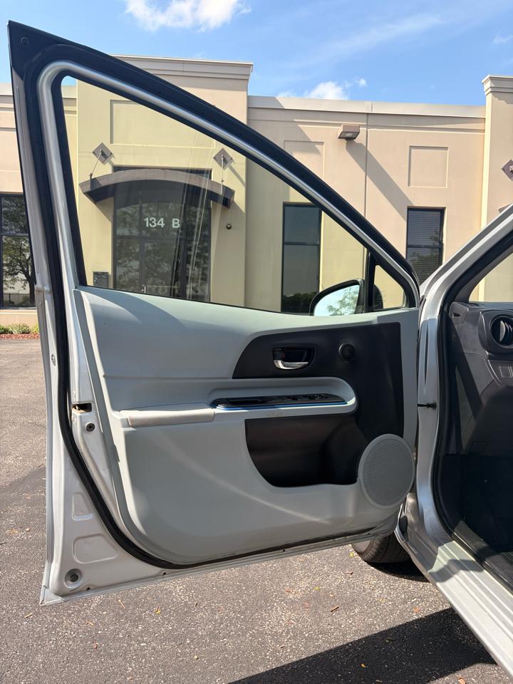 Toyota Prius c One 2012